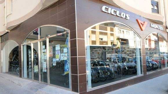 fot de la fachada de la tienda ciclos montoya de baza